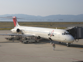 出発を待つMD-81(JA8556)