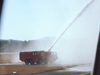 消防車による放水アーチ