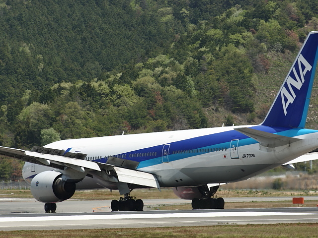 ANA - Boeing777-200(JA702A)