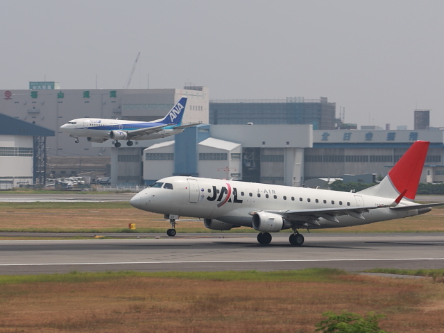 ANA - Boeing737-500(JA307K)<br>JAR - Embraer ERJ-170-100ST(JA212J)
