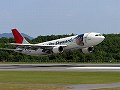 青空と松井ジェットの着陸 JAL/AB6