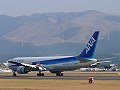 着陸機と阿蘇の山 ANA/763