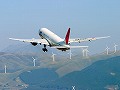 風力発電機と離陸機 JAL/772