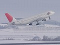 雪景色の中の離陸 JAL/AB6