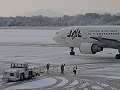 雪の日の出発風景 JAL/AB6