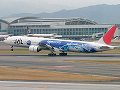 ワンワールド塗装機と国際線ターミナル JAL/773