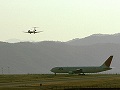 CRJの着陸を待つB767-300 JAL/763 IBX/CR7